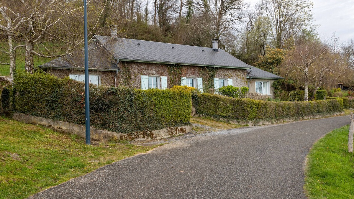 Lagarde Cottage | Maison Camille - Cozy Cottage 10 min from Lourdes, Terrace, Fireplace, Private Parking