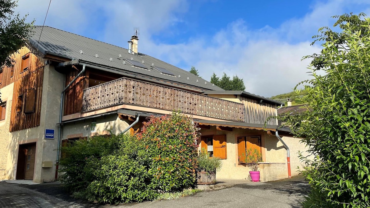 Gilly-sur-Isere House | Maison Campagne, Terrasse et Jardin, Proche de Toutes Commodités. Local Sécurisé
