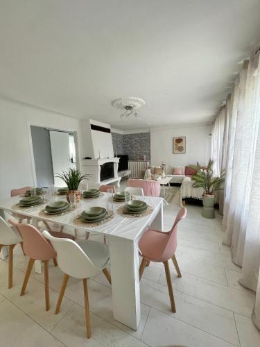 Tremblay-en-France House | Maison chaleureuse 4 chambres avec jardin - Proche Paris - ARENA Paris Nord Villepinte - Parc des expositions - Aéroport CDG - Disney - Astérix