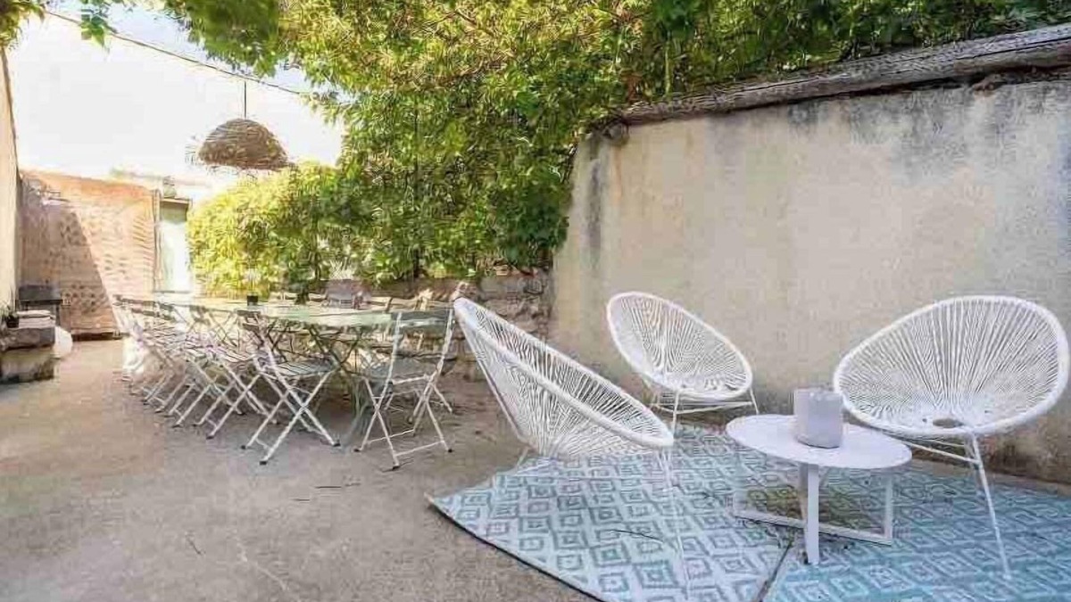 Montfrin House | Maison Cosy Lodge, 15 p, clim, wifi, cour, garage