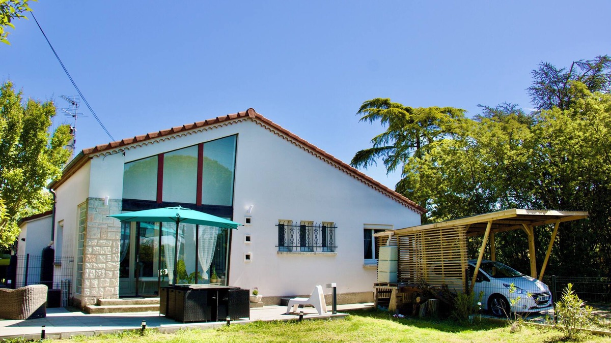 Labarthe-sur-Leze House | Maison Cosy: Petanque, table soccer & table tennis!