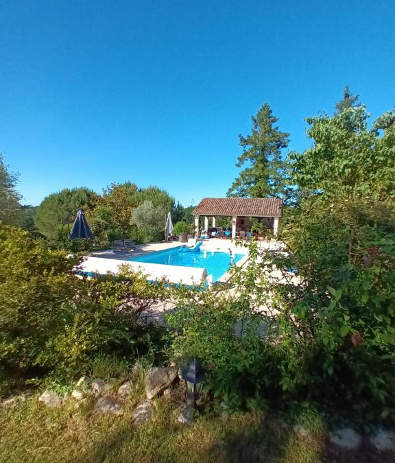 Saint-Amand-de-Vergt Bed & Breakfast | Maison Croix du sud. Chambre Fruits de la Passion