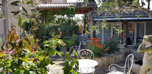 Romans-sur-Isere Bed & Breakfast | Maison d'Hôtes et Roulotte" Le 6 Bis"