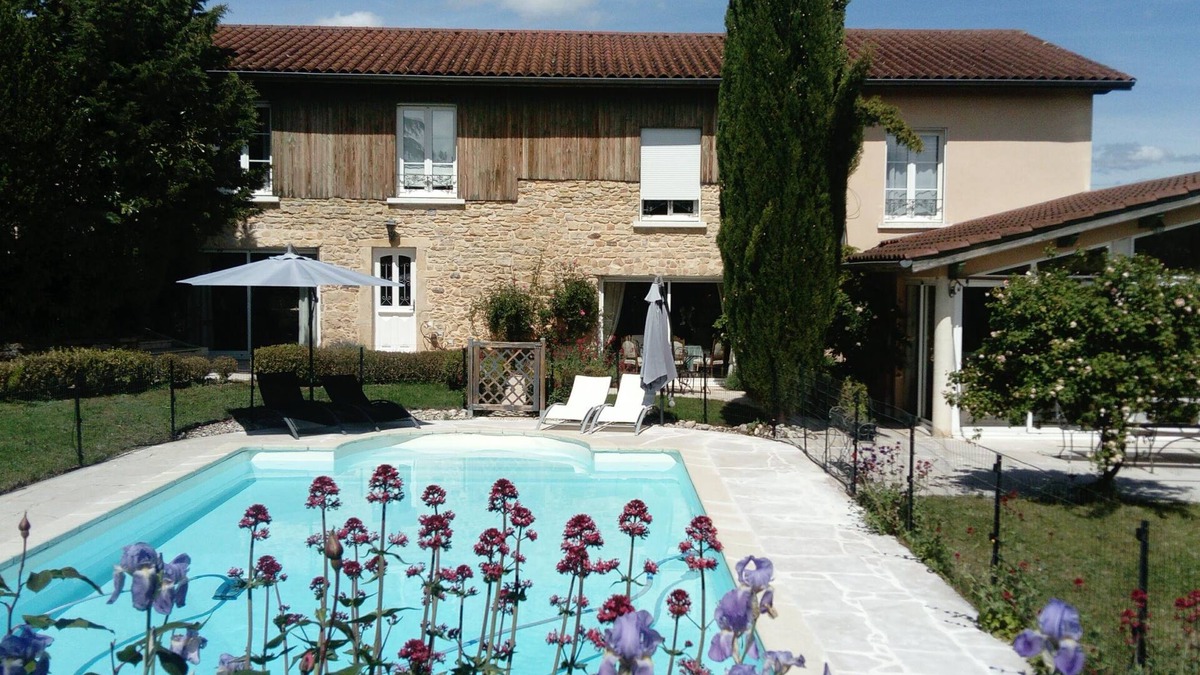 Frontonas House | Maison de 4 Chambres Pour 8 Adultes et 2 Enfants Avec Piscine Terrain Paysager