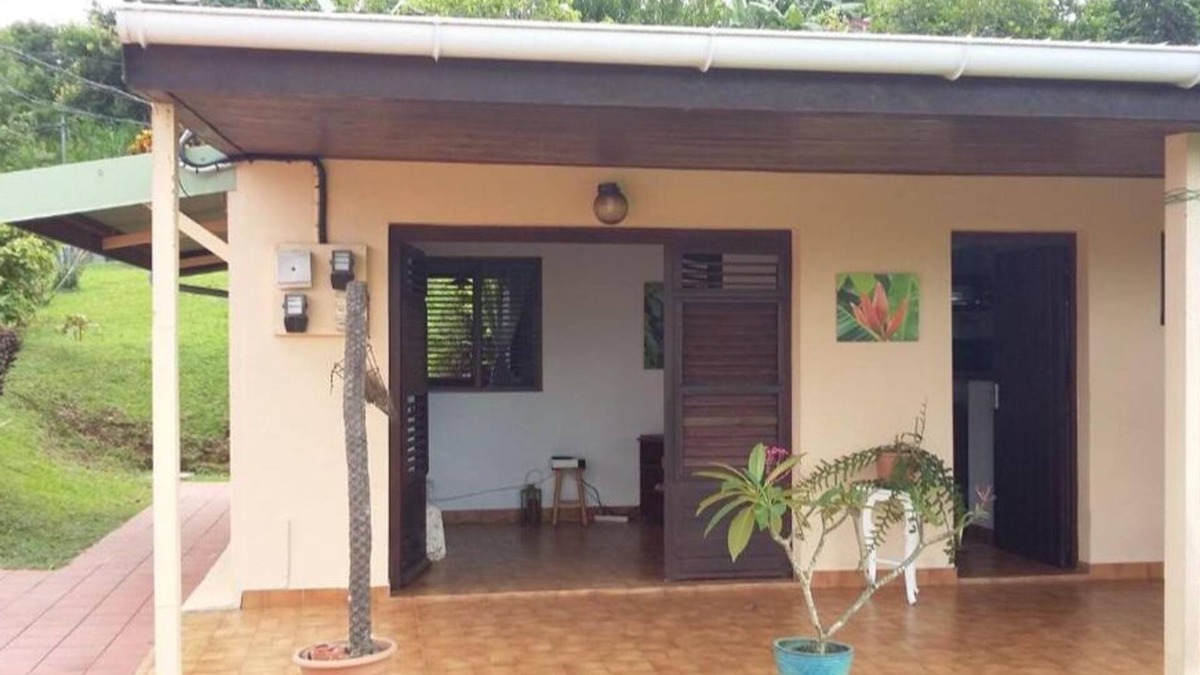 Gros-Morne House | Maison de Campagne Entourée dun Grand Jardin Avec Arbres Fruitiers