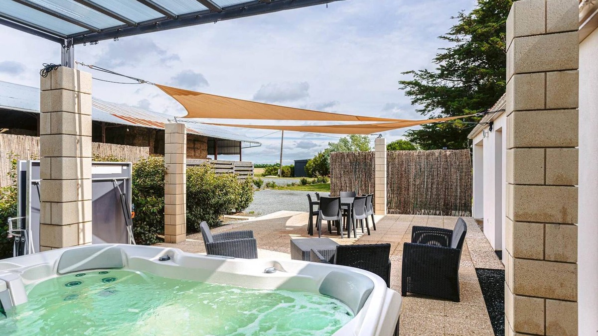 Marans House | Maison de campagne près de la Rochelle, piscine ouverte de Pâques à La Toussaint
