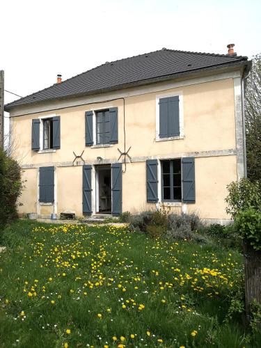 Sougeres-en-Puisaye House | Maison de famille piscine et vue