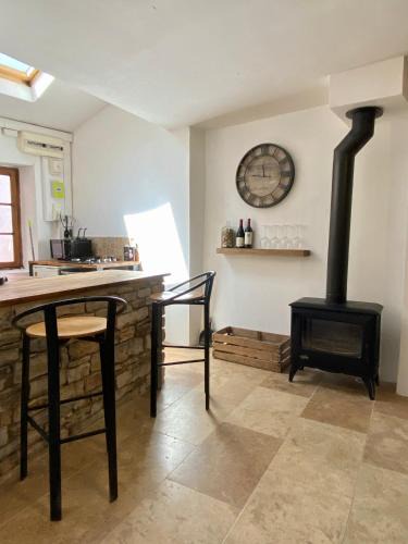 Saint-Paulet-de-Caisson Apartment | Maison de village