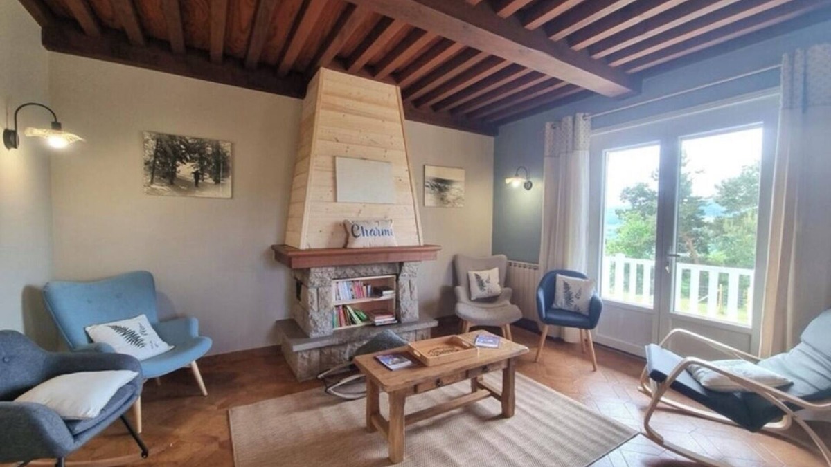 Saint-Georges-en-Couzan House | Maison de Campagne Entière Gîte 3 Épis Jardin Extérieur Clos Animaux Admis