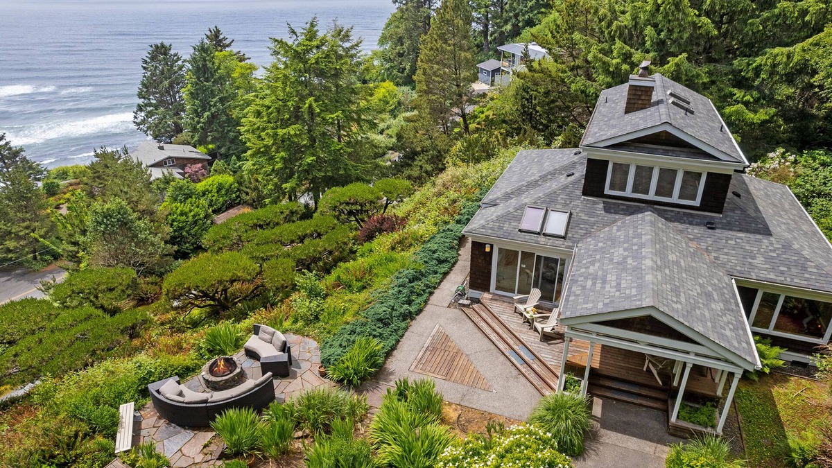 Neahkahnie Beach House | Maison De La Lune-Spectacular Oceanviews, dogs Ok , Firepit, Fenced yard