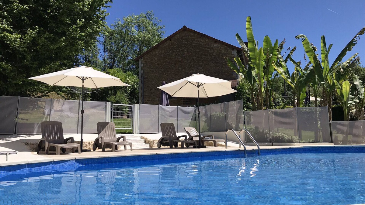 Corgnac-sur-l'Isle House | Maison de maitre -river frontage -private heated pool 5 mins walk to the village