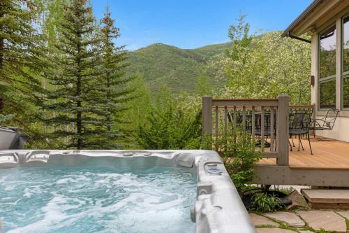 Highland Meadows House | Maison de Neige - Breathtaking Mountain Stay for 8 with Hot Tub