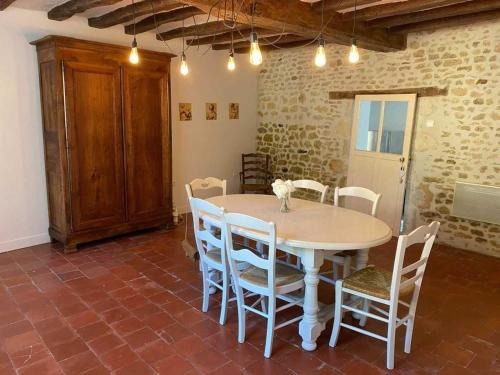 Mezieres sous Lavardin House | Maison de Village avec Jardin, Parc Privé et Box Fibre, Animaux Bienvenus, à 15 min du Mans - FR-1-410-333