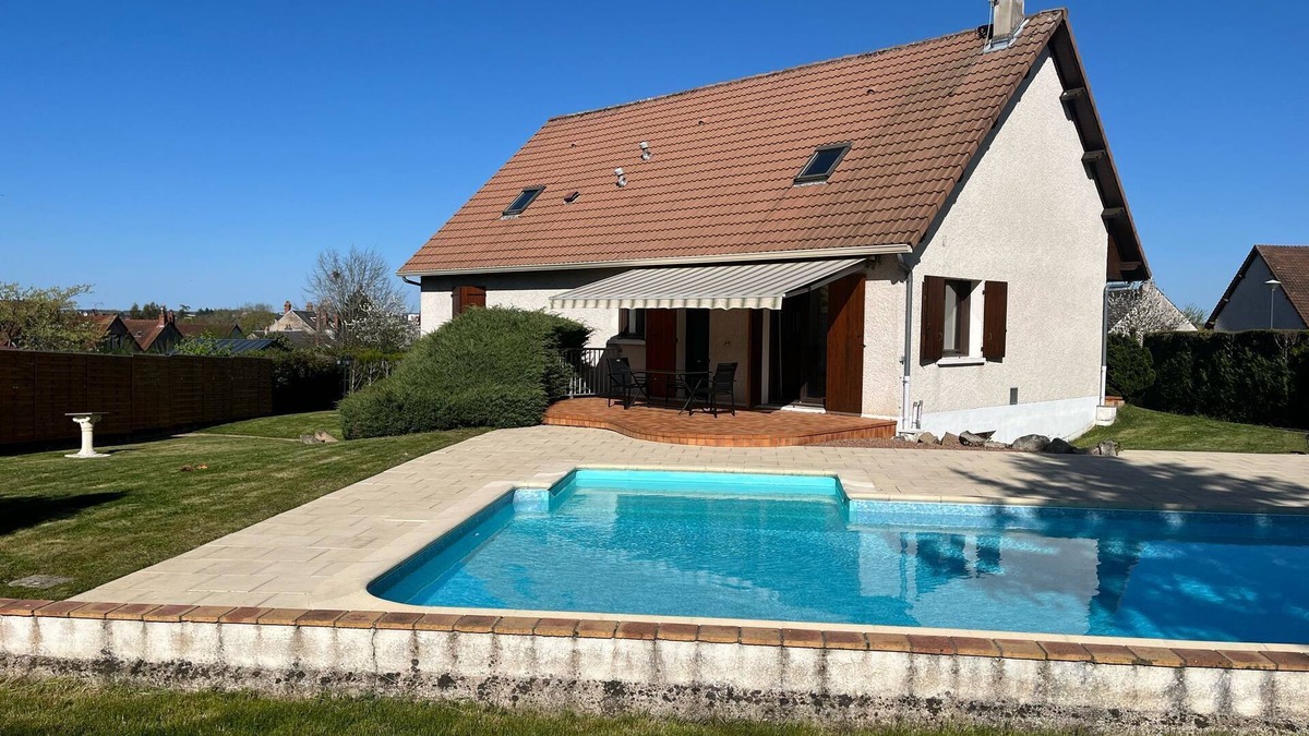 Nevers House | Maison de Vacances Avec Piscine et Jardin Arboré