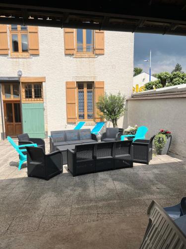 Dompierre-sur-Besbre Apartment | Maison de ville 13 couchages à 5 minutes du Pal