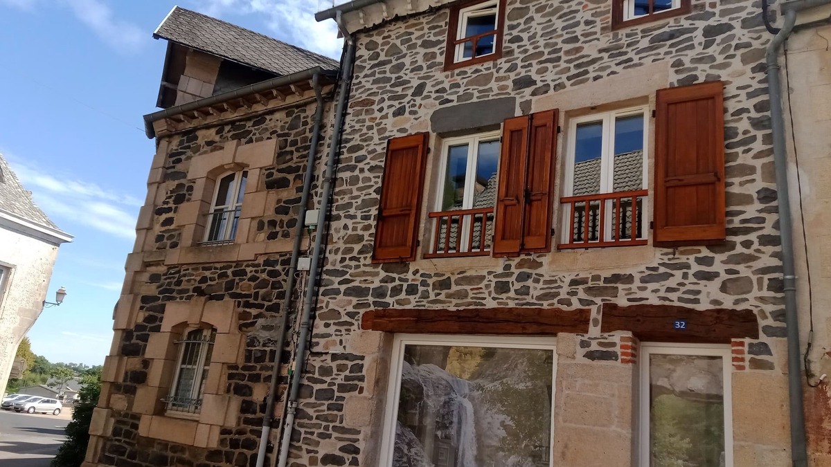 Pleaux Apartment | Maison de Village. Avec Commerces à Proximité. Départ de Sentiers, Vtt, lac 10 k