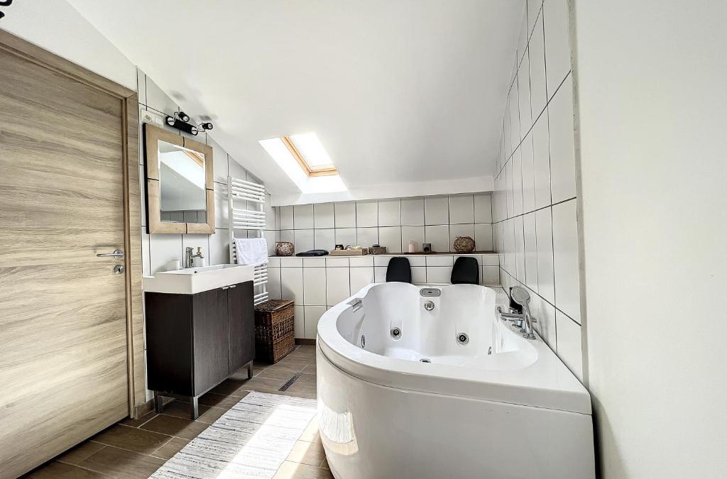 Gosselies Apartment | Maison de ville jacuzzi wiffi à 4km aéroport Charleroi