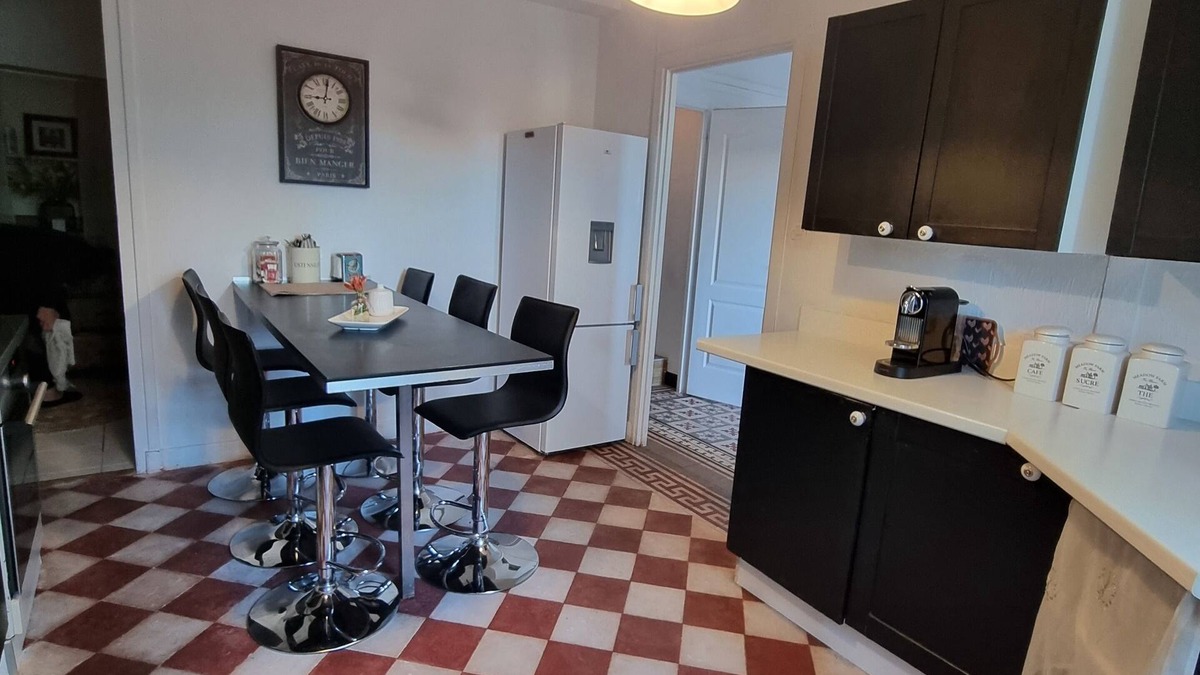Feyzin House | Maison de Ville Style Années 50's Avec Rez-de-jardin