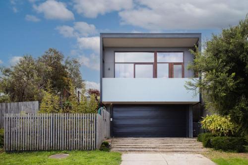 Jan Juc House | Maison Du Rocher - Meaby Street - Sleeps 6 - Pets