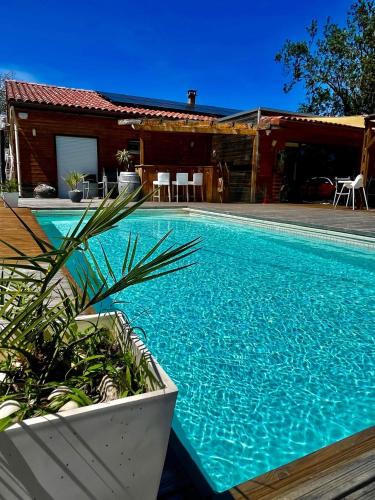 Lavelanet Ski Chalet | Maison en bois , plein pieds,piscine privative