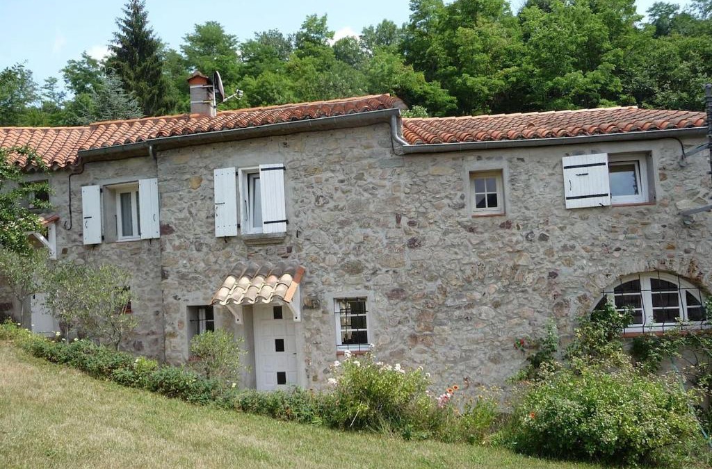 Saint-Laurent-de-Cerdans Apartment | maison en pierre dans un écrin de verdure