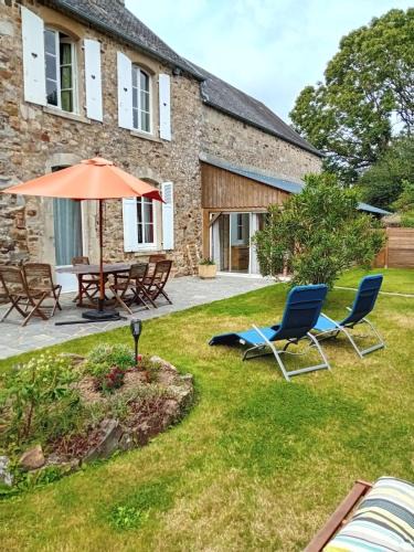 Neuville-en-Beaumont House | Maison en pierres entre terre et mer.