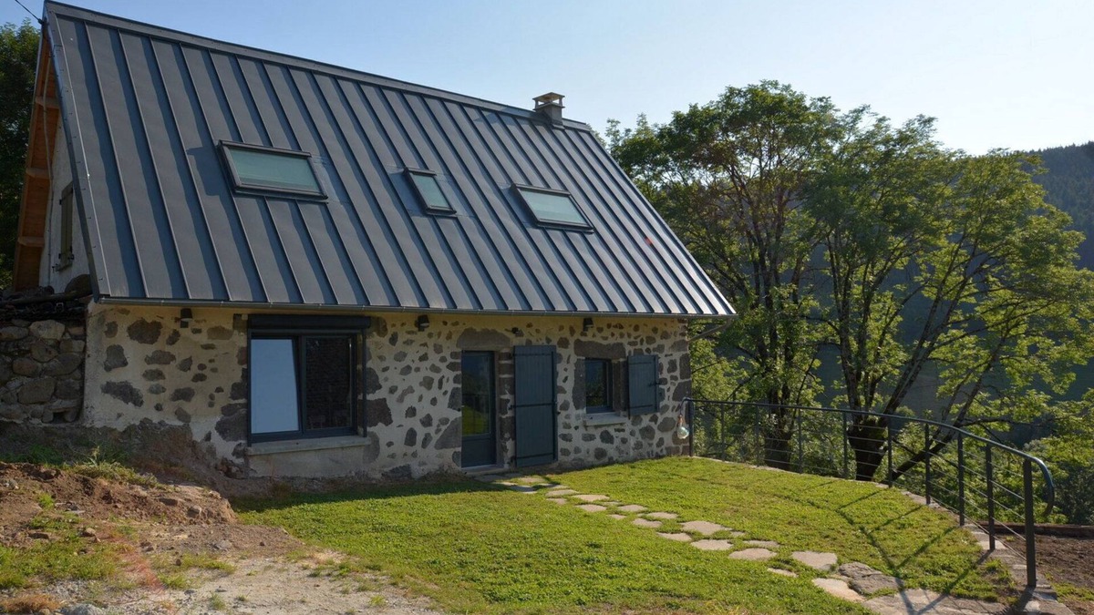 Thiezac House | Maison en pierre, au calme, terrasse en pelouse avec vue