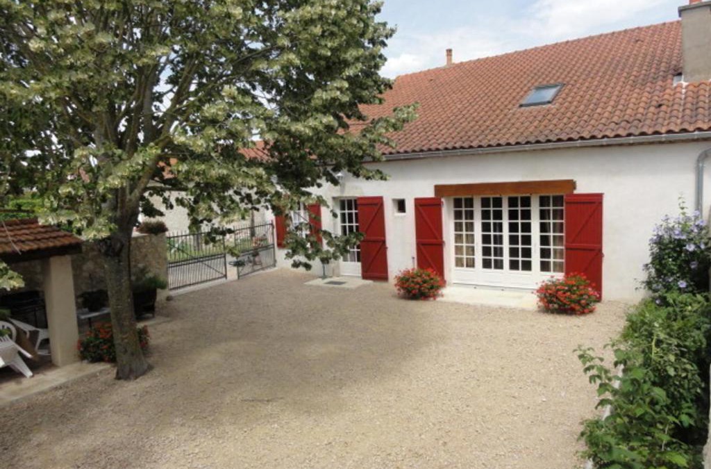 Charroux House | Maison en pierres rénovée avec cour close et terrasse privée, animaux admis, parking, Wi-Fi - FR-1-489-271