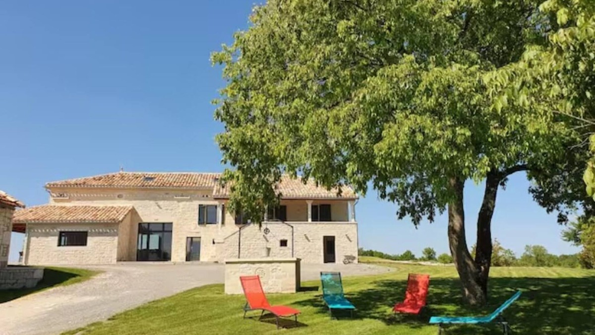 Pern House | Maison en Pierre Situé au Milieu des Champs de blé
