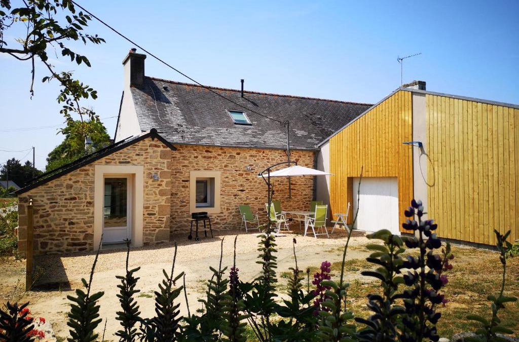Ploneour-Lanvern House | maison entre campagne et mer