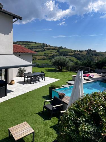Brullioles Villa | Maison et piscine chauffée, vue Monts du Lyonnais