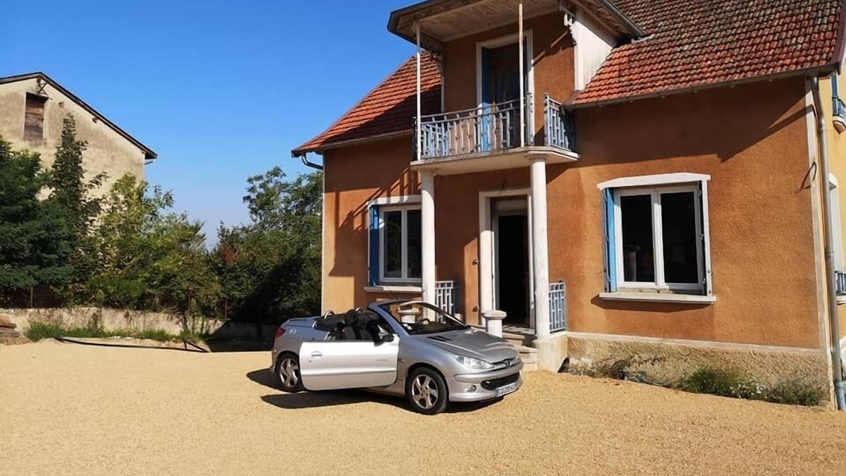 Saint-Genix-sur-Guiers House | Maison Fleur de Frangipanier