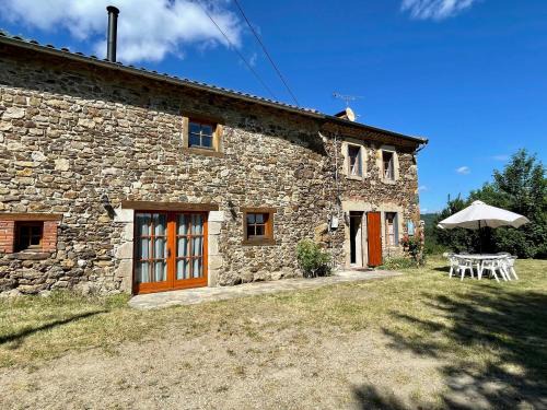 Saint-Vert House | Maison familiale 4 chambres avec jardin, cheminée, poêle à bois, parking et Wi-Fi - FR-1-582-230