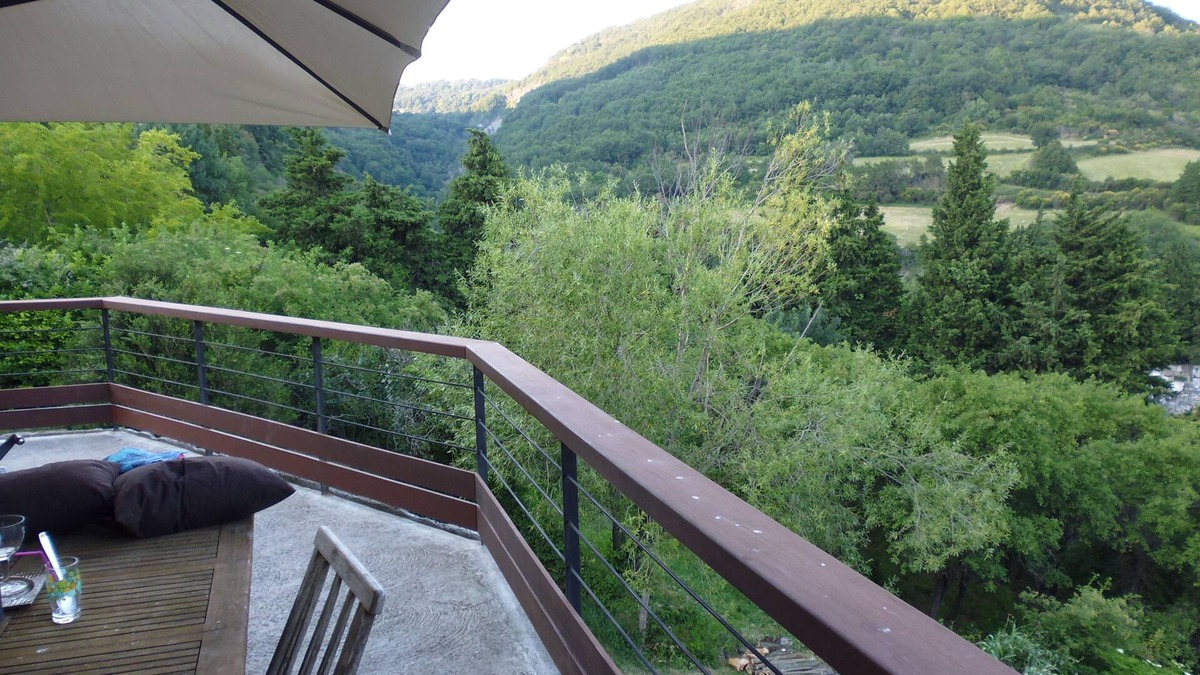 Aubignas House | Maison Familiale en Pierre Volcanique Avec Belle Vue, Jardinet et 2 Terrasses