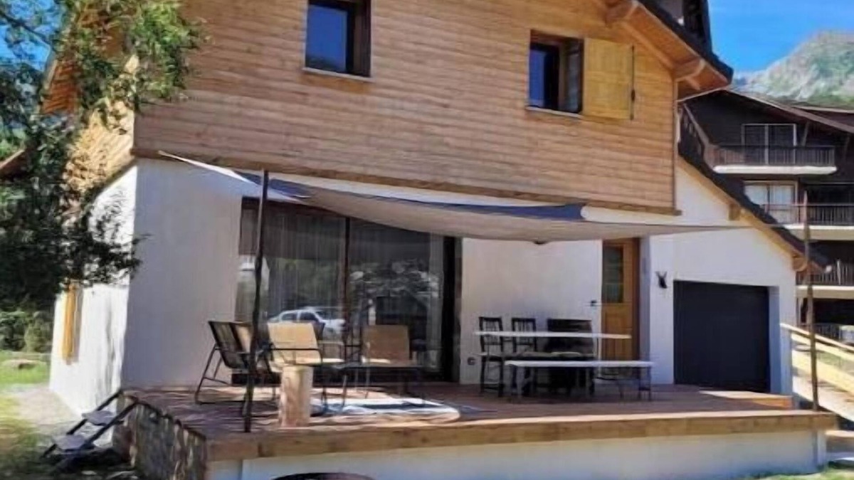 Pont-du-Fosse House | Maison Style Chalet