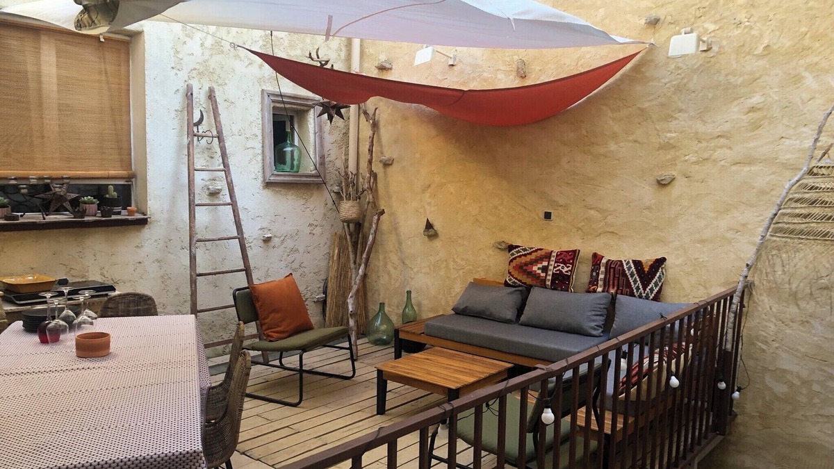 Saint-Quentin-la-Poterie House | Maison de Village