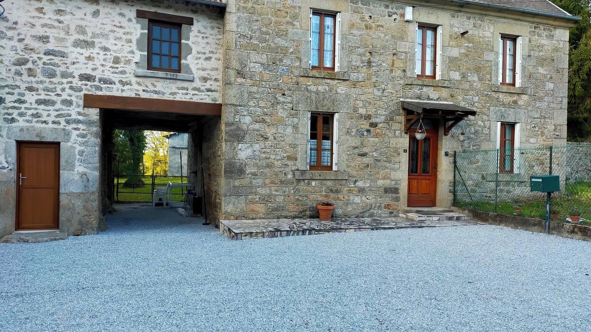 Saint-Yrieix-la-Montagne House | Maison de Campagne