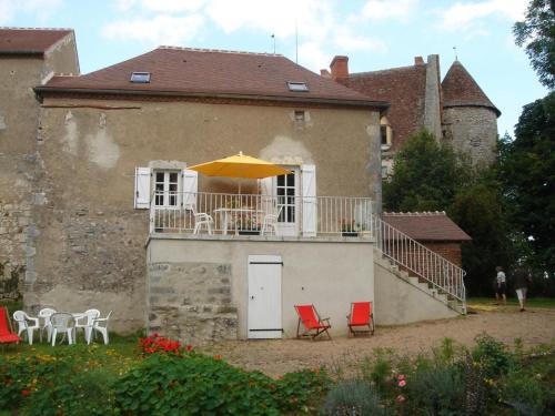 Ebreuil House | Maison indépendante avec terrasse, WIFI, jardin, proche château - FR-1-489-70