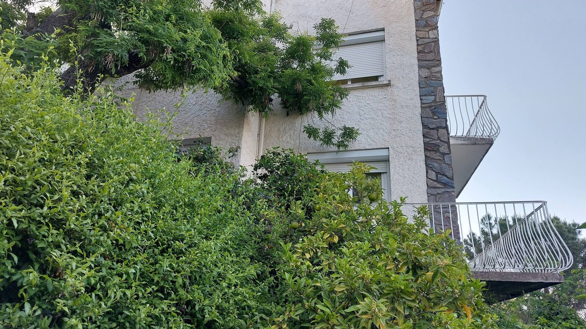 Cases-de-Pene House | Maison Isolée Avec Jardinage Calme, Très Lumineuse