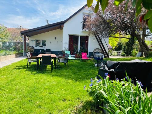 Sainte-Croix-en-Plaine House | Maison « jardin la cigogne »