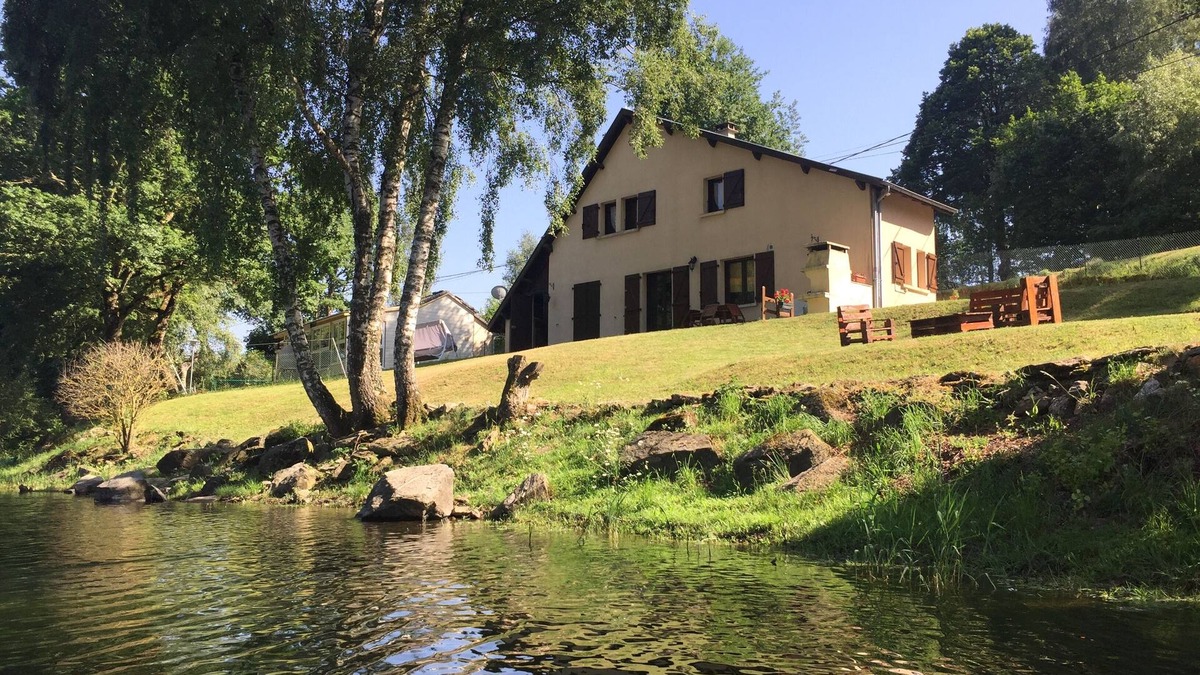 Arvieu House | Maison Lac de Pareloup, "THE FEET IN THE WATER"