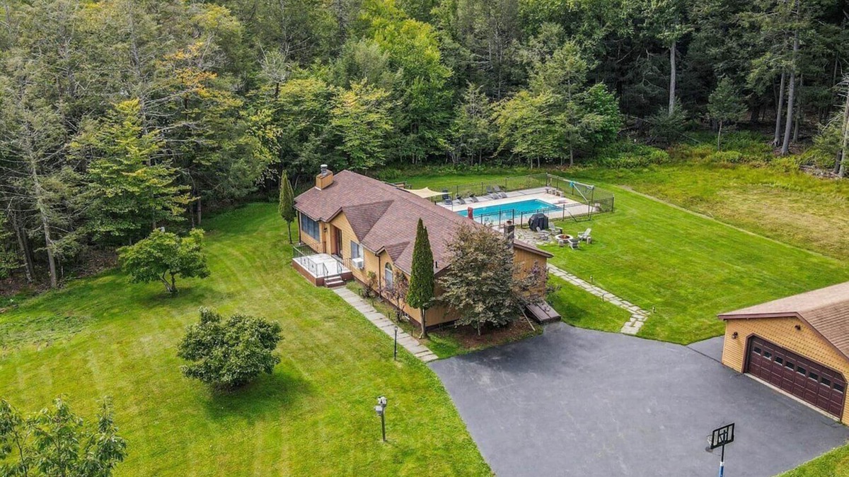 Liberty House | Maison Liberty in the Catskills w/heated pool, hot tub fire pit, games and more
