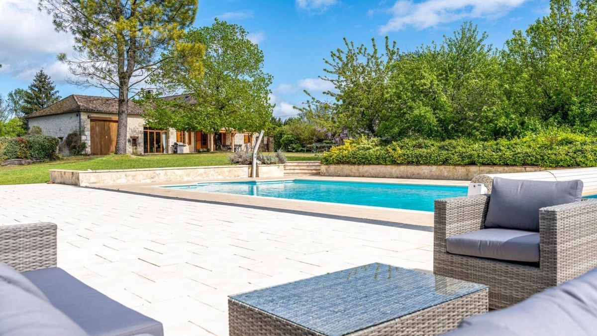 Ferrensac Villa | Maison Longchamps - Five Bedroom Villa, Sleeps 10