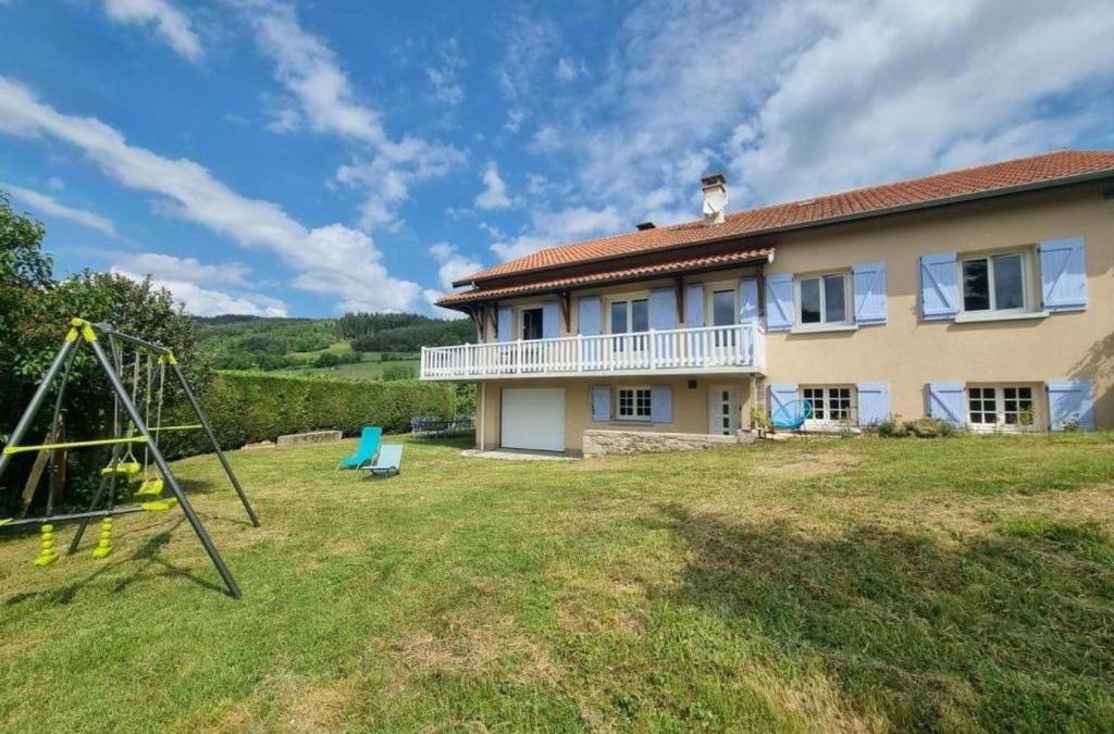Saint-Georges-en-Couzan House | Maison lumineuse avec jardin, garage, jeux extérieurs, animaux acceptés - FR-1-496-291
