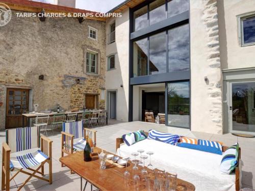 Saint-Symphorien-de-Lay House | Maison mitoyenne spacieuse avec jardin, terrasse et internet - FR-1-496-312