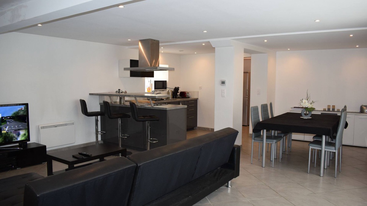 Juillan House | Maison Mitoyenne Tout Confort. Parking