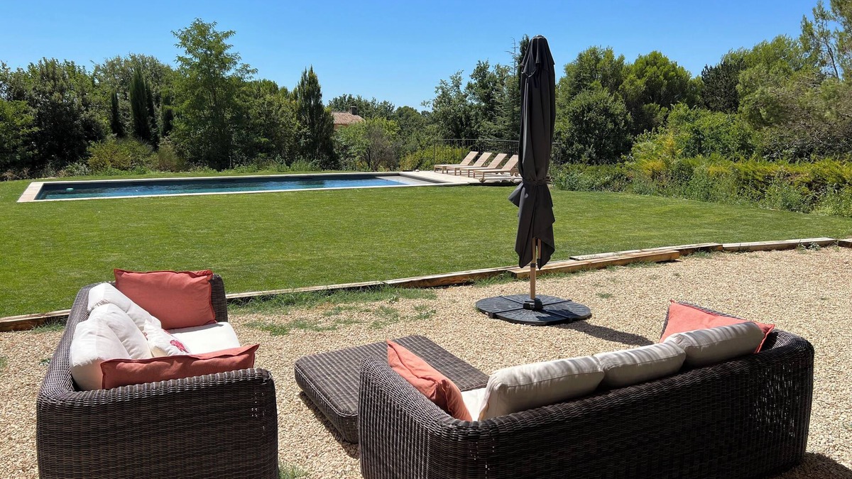 Cucuron House | Maison Neuve Proche Village, 250 m2 sur 3000 m2, 4 Chambres et 4 Salles D'eau