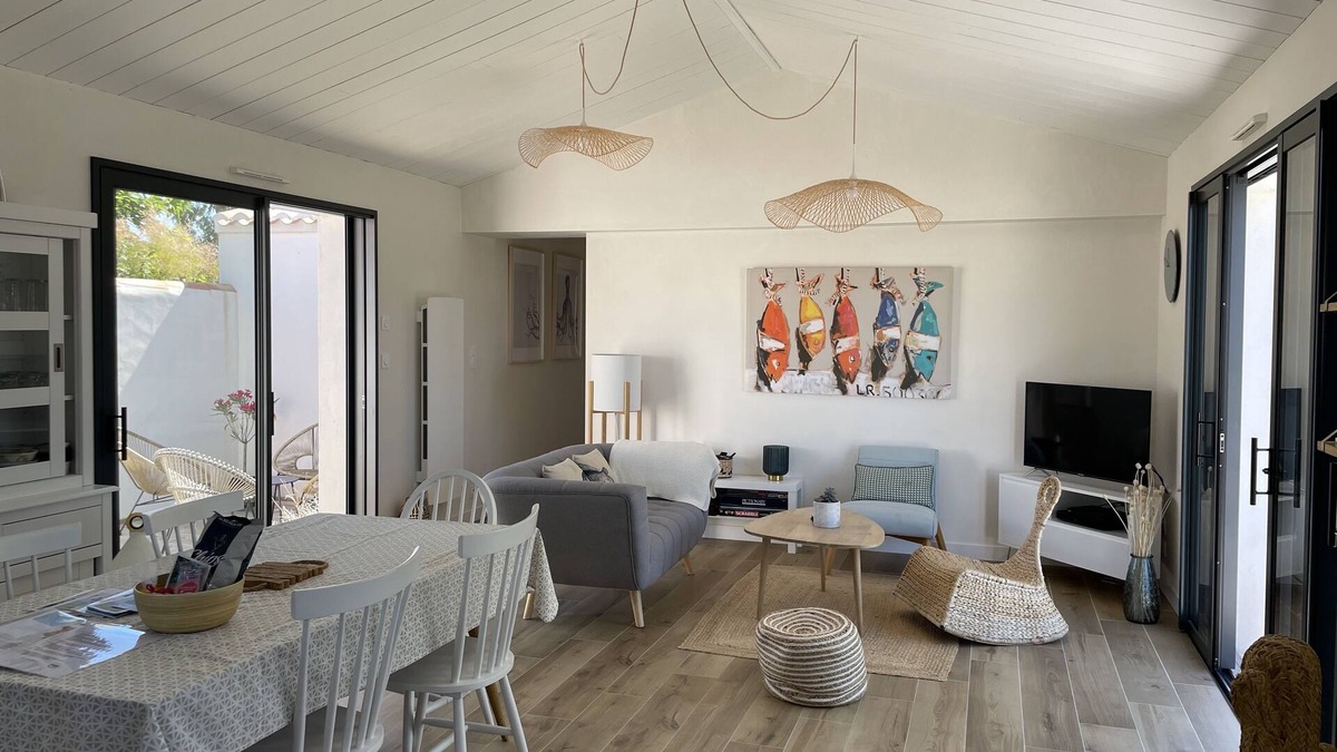 Noirmoutier-en-l'Ile House | Maison noirmoutrine sleeps 8, near beach and town center, garden and patio