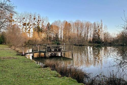 Secondigny House | Maison Paisible avec Lac Privé