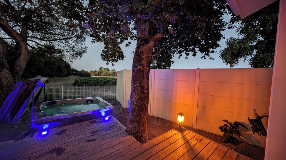 Cussac-Fort-Medoc House | Maison Petite Escapade 4p View over vineyards Private Jacuzzi all year round